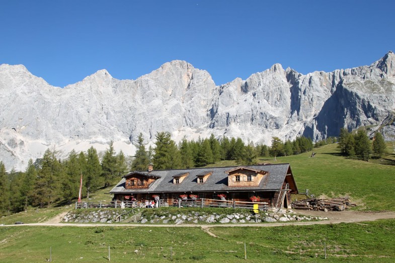 Walcheralm mit Bergmassiv im Hintergrund, Ramsau am Dachstein
