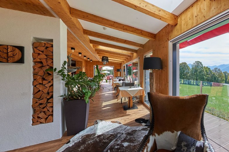 Moderner Wintergarten im gemütlichen Stil mit herrlicher Aussicht auf die Bergwelt des Dachsteingebirges und der Schladminger Tauern