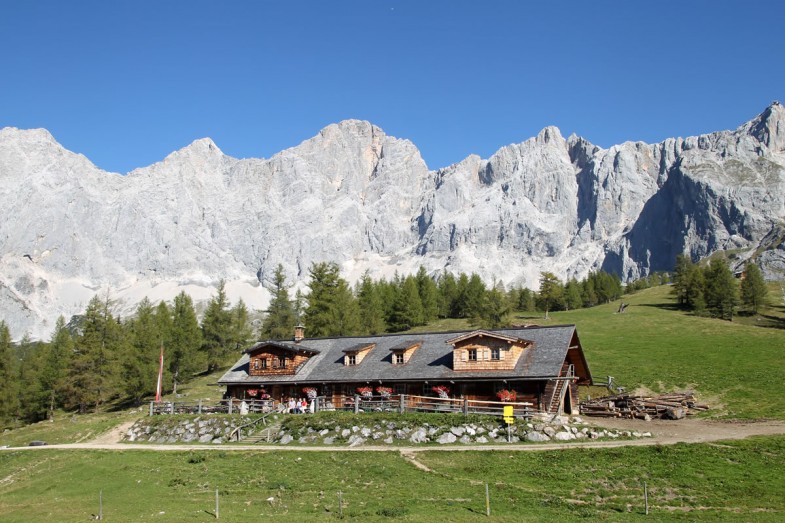 alcheralm mit dem Dachstein-Bergmassiv im Hintergrund