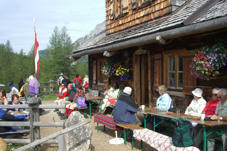 Die Sonnenterrasse der Walcheralm - hier werden Sie mit heimischen Spezialitäten verwöhnt!