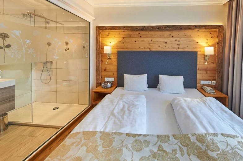 Doppelzimmer im Landhaus Ramsau mit moderner Einrichtung und großzügigem Bad