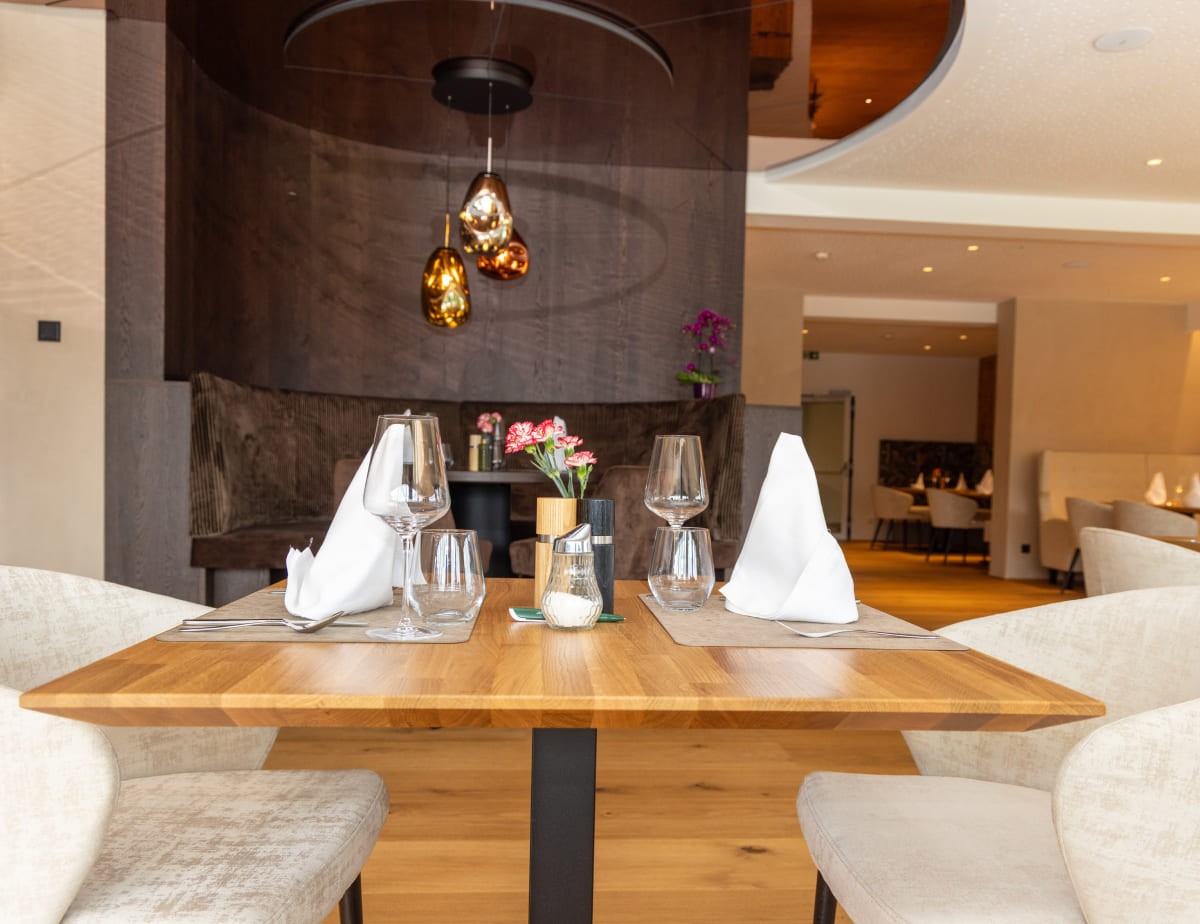 Ein elegant gedeckter Tisch in einem stilvollen Restaurant mit moderner Beleuchtung