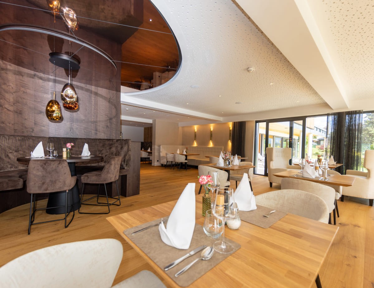 Modernes Restaurant mit eleganter Einrichtung und eingedeckten Tischen