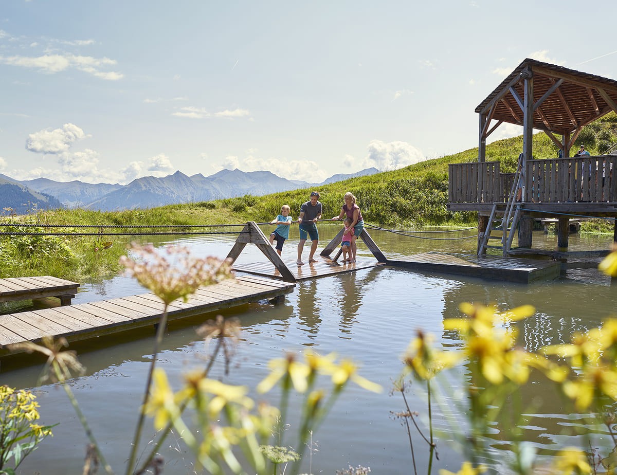 Wanderer am Bergsee mit Blick auf die Bergwelt in Schladming-Dachstein &copy; Peter Burgstaller 