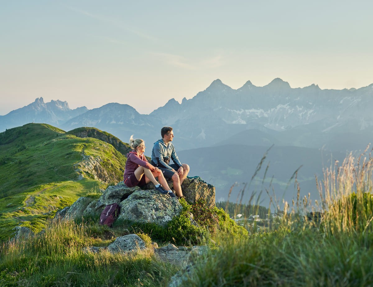Wanderpaar bei einer Rast mit Blick auf das Dachsteinmassiv &copy; Peter Burgstaller