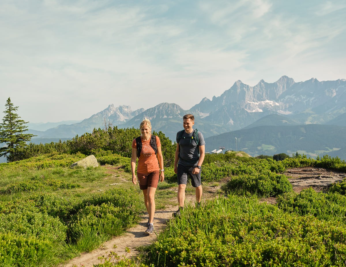 Wanderpaar auf einem Bergweg &copy; Peter Burgstaller