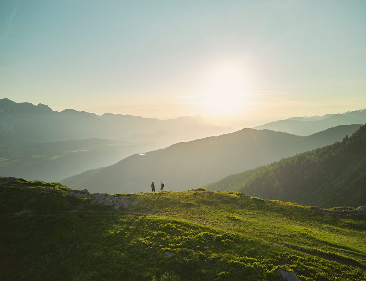 Wanderer auf einer Alm bei Sonnenuntergang &copy; Peter Burgstaller