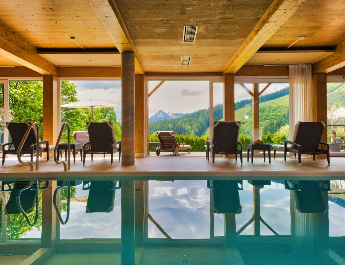 Hallenbad mit Panoramablick auf die Ramsauer Bergwelt