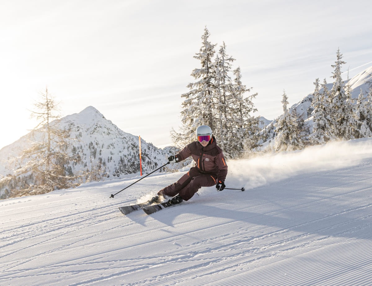 Skifahrer auf der Piste im Skiurlaub in der Region Schladming-Dachstein (c) Mirja Geh