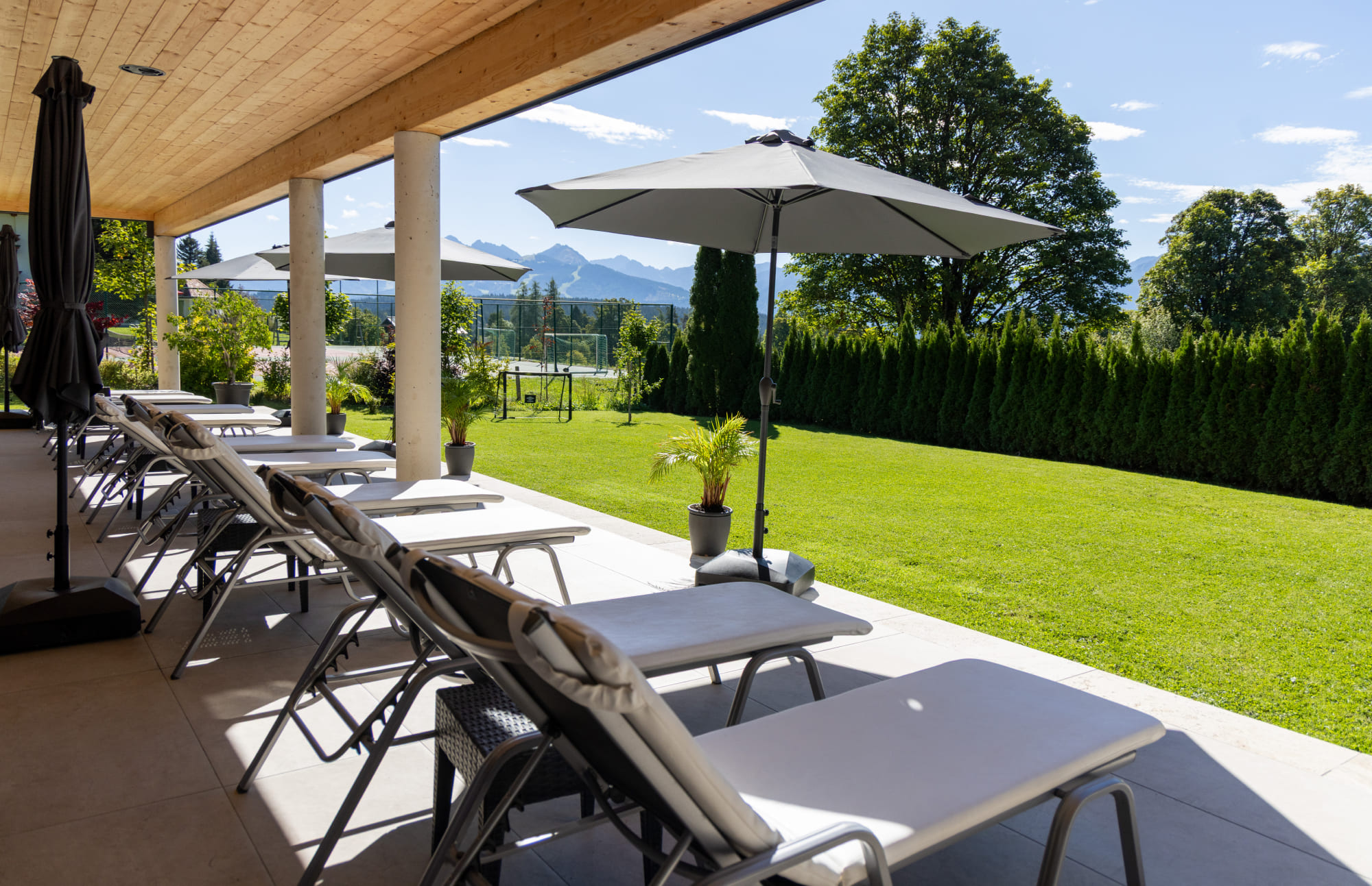 Hallenbad mit Ruhebereich und Panoramablick auf die Bergwel