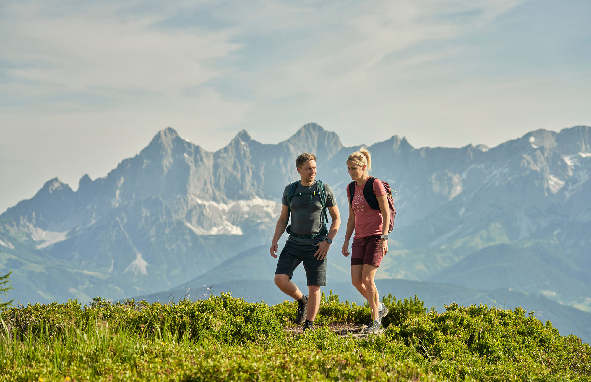 Ein Paar wandert in den Bergen bei sonnigem Wetter im Wanderurlaub im Landhaus Ramsau
