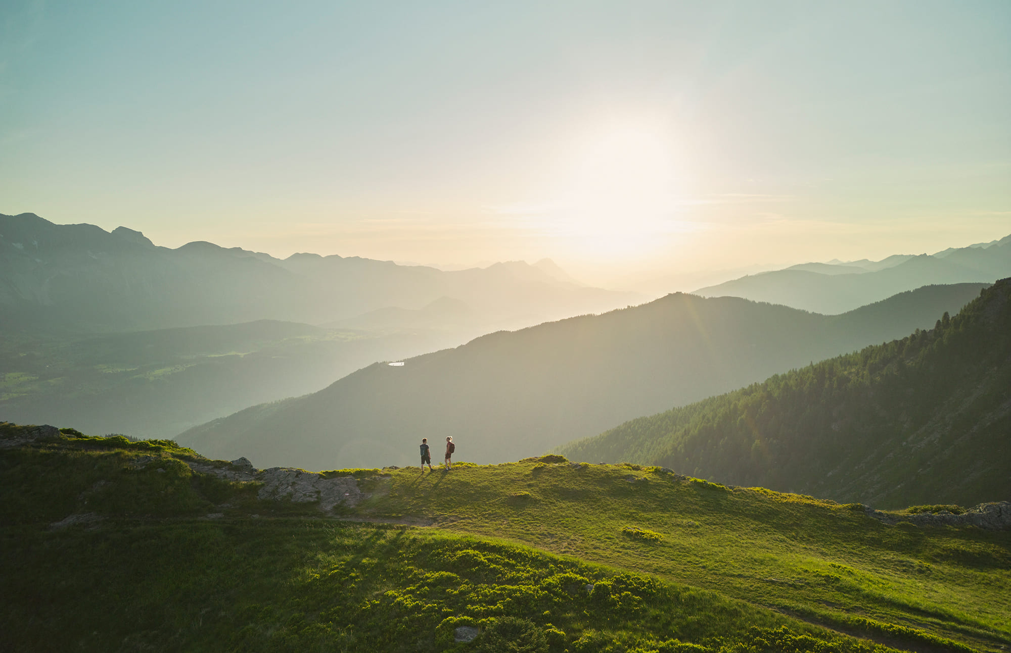 Wandern auf der Reiteralm bei Sonnenuntergang mit Blick auf die Bergwelt © Schladming-Dachstein.at/Peter Burgstaller