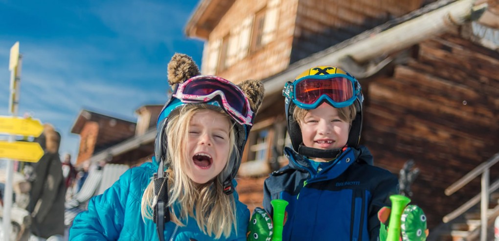 Walcheralm im Winter mit Skikinder in Ramsau am Dachstein, Ski amadé