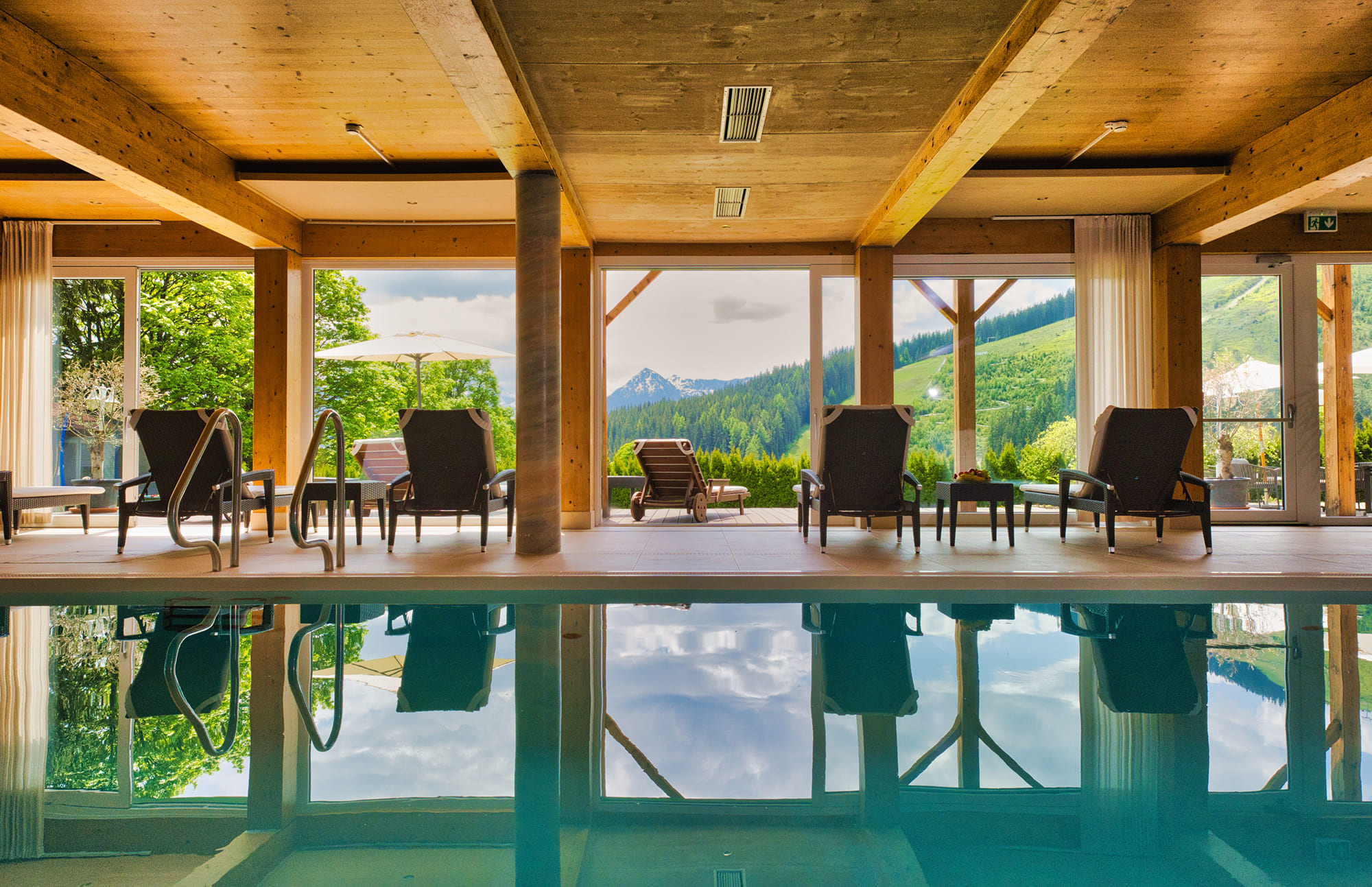 Hallenbad mit Ruhebereich und Panoramablick auf die Bergwel