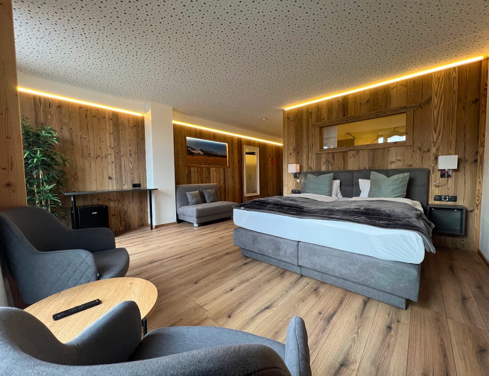 Helles Zimmer im Hotel Landhaus Ramsau mit Holzboden