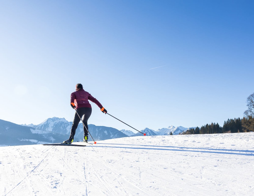  Langl&auml;uferin auf einer sonnigen Loipe in Ramsau am Dachstein &copy; Martin Huber