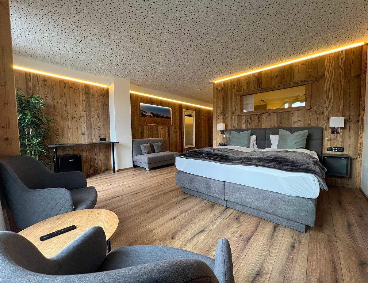 Doppelzimmer mit gem&uuml;tlicher Sitzecke