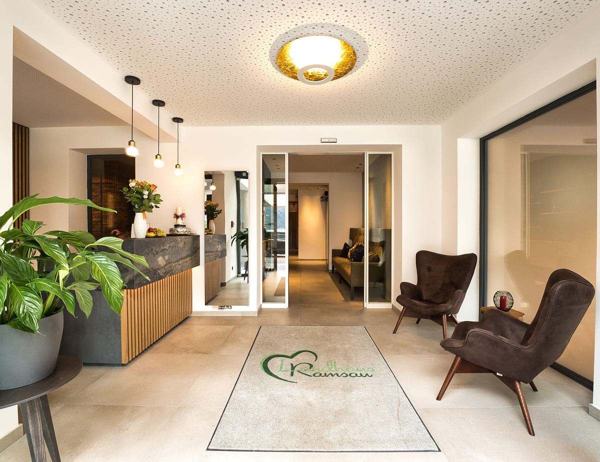 Eingangsbereich mit Rezeption im Landhaus Ramsau