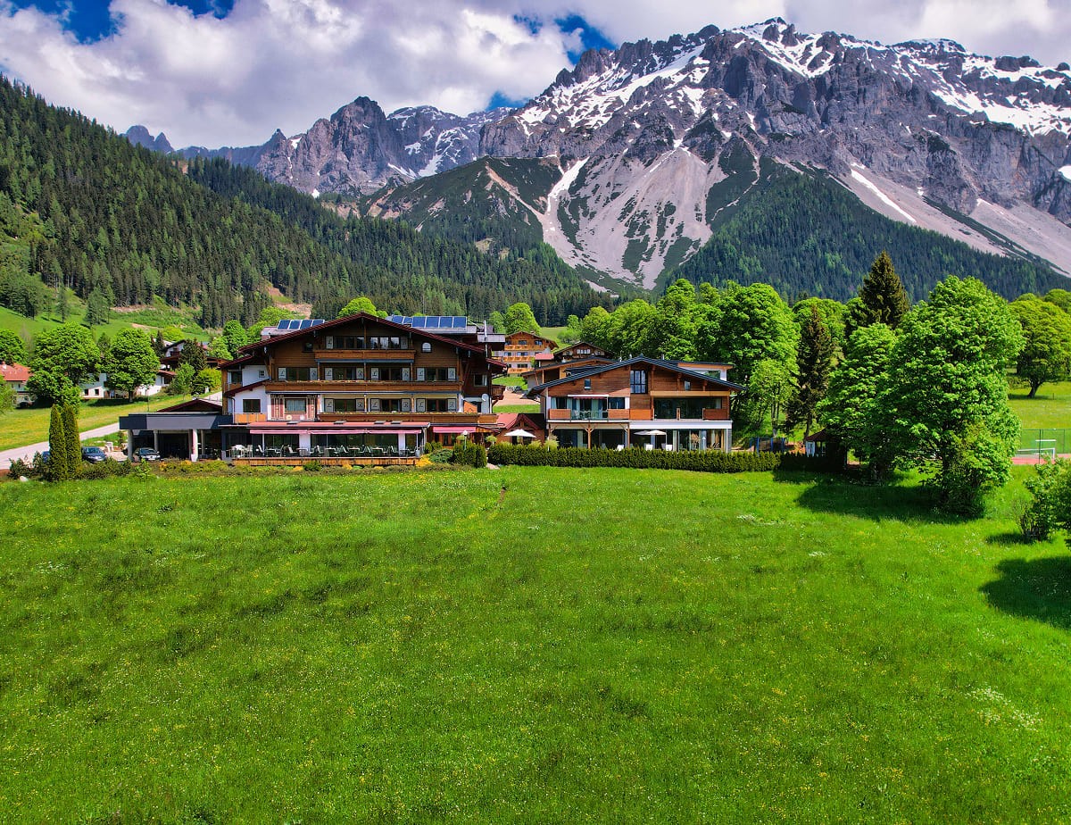 Landhaus Ramsau in gr&uuml;ner Landschaft vor dem Dachsteinmassiv