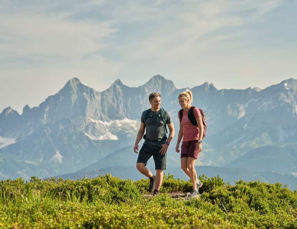 Bergwanderer auf der Reiteralm mit Blick auf das Dachsteinmassiv &copy; Schladming-Dachstein.at/Peter Burgstaller