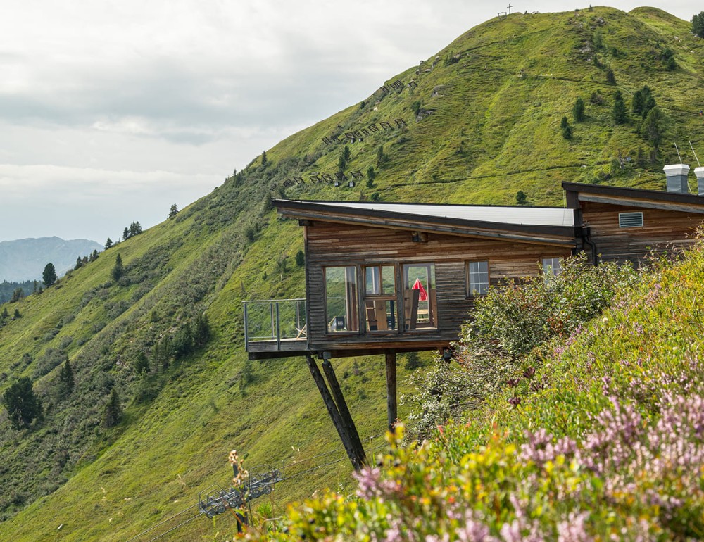Bergh&uuml;tte an einem gr&uuml;nen Berghang auf der Riesneralm &copy; Marlene Eggmayr