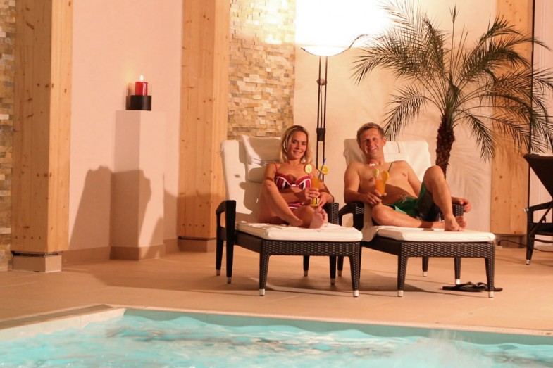 Pärchen auf Liege im Schwimmbad im Landhaus Ramsau