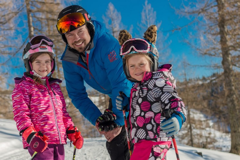 Kinder mit Skilehrer