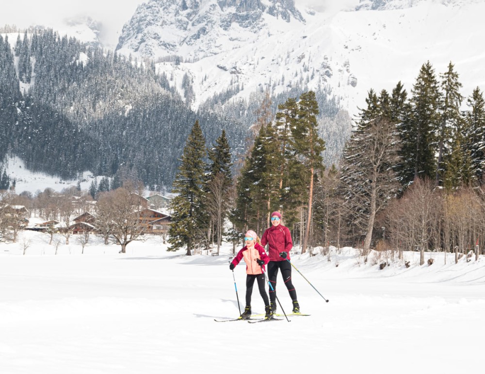 Langl&auml;ufer auf einer Loipe vor dem Dachsteinmassiv in Ramsau (c) Marlene Eggmayr