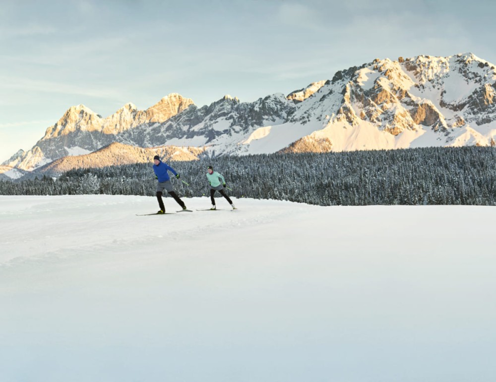 Langl&auml;ufer vor dem Dachsteinmassiv auf einer Loipe in Ramsau &copy; Peter Burgstaller 
